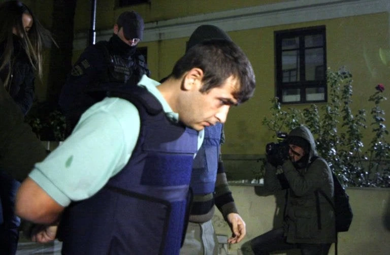 Ο ένας τον κρατούσε και ο άλλος τον έσφαξε! Καρέ καρέ η άγρια δολοφονία στον Κορυδαλλό